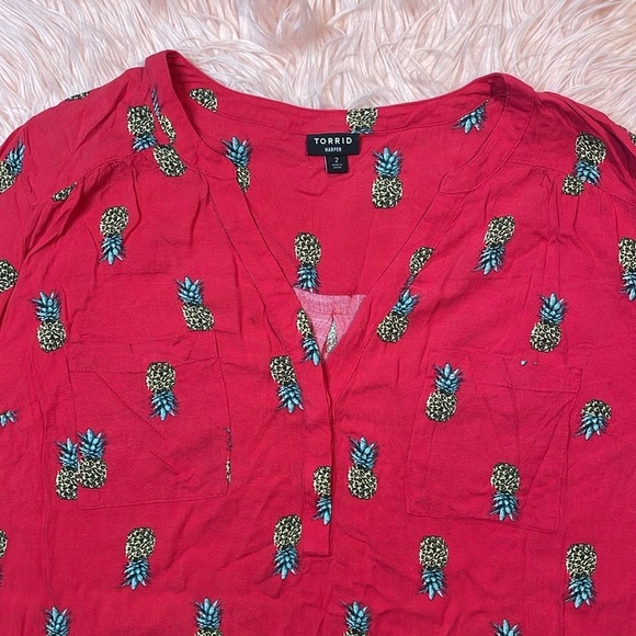 TORRID Harper Rayon Slub Pullover 3/4 Sleeve Blouse Red Pineapple Womens - Picture 2 of 5